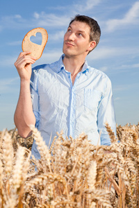 Mann mit Herz im Brot